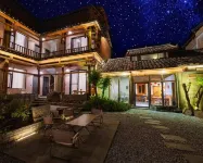 Leisure Courtyard Lake View Homestay