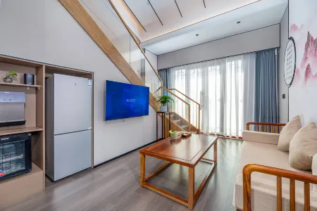 Weifeng Hotel (Xuchang Caowei Ancient City Fat Donglai Times Square Branch) Отели рядом с достопримечательностью «Qingyihe Thousand Acres Garden»