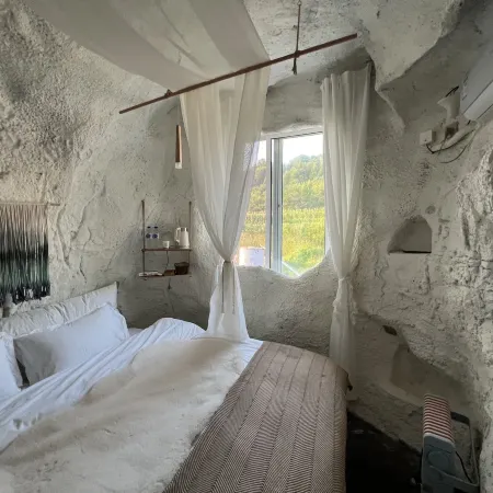 Shiye Lakeview Cave Resort