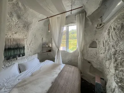 Shiye Lakeview Cave Resort