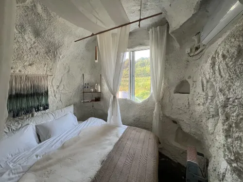 Shiye Lakeview Cave Resort