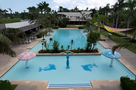 The Ranch Resort Cebu powered by Cocotel Отели рядом с достопримечательностью «Университет Висейас в Толидо Кампус»