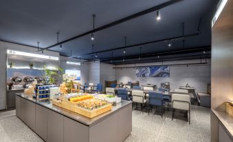 Shanghai Bund The Great World subway station Atour Light Hotel(Atour Group)
