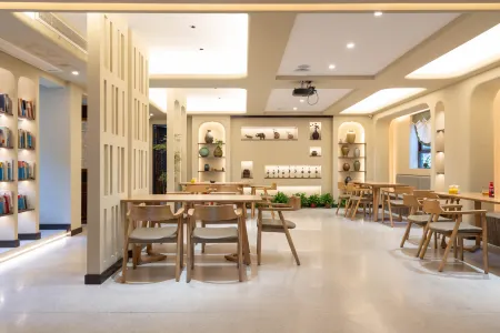 Green Luxury Homestay Отели рядом с достопримечательностью «Baiyunyuan»