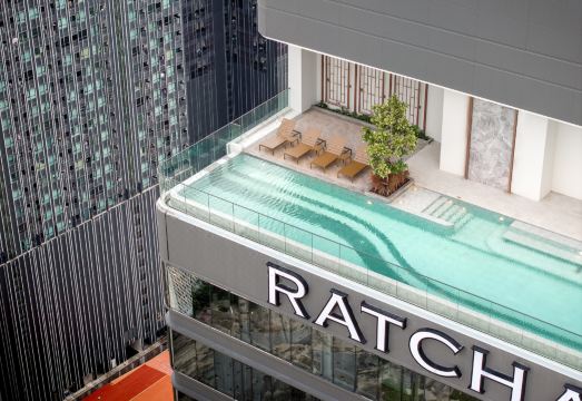 [더 쿼터 라차요틴의 루프탑 수영장에서 바라본 도시 전경]