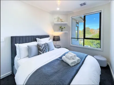 Delux Camberwell Sunny Townhouse Hotels near Degani Camberwell