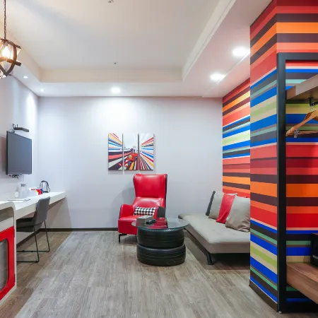 Holiday Garden Hotel SKM Park Отели рядом с достопримечательностью «Станция метро Caoya»