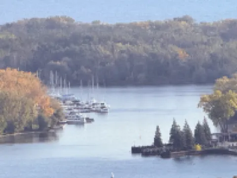 DT2BR2BA CN tower &lake view/ parking king bed