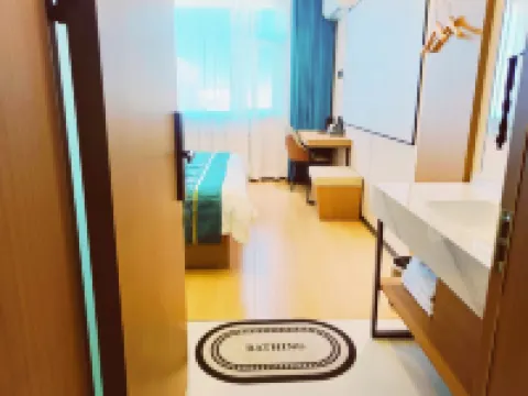 伴夏臻品民宿（石河子幸福路步行街店）