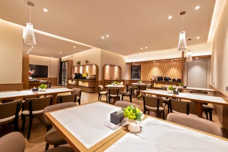 Yi-Zhi (Beijing Road Pedestrian Street, Gongyuanqian Metro Station, Guangzhou) Отели рядом с достопримечательностью «Zhixin South Campus of College of Continuing Education， Guangzhou Institute of Railway Technology»