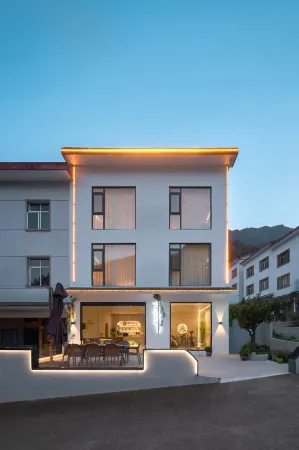 In front of Mount Sanqing Hill Отели рядом с достопримечательностью «Oriental Goddess»