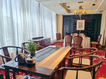 Golden Rich Hotel Отели рядом с достопримечательностью «Shanghai Jiguang Polytechnic College»