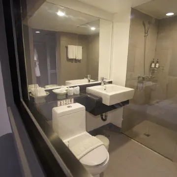 Cross Vibe Bangkok Srinakarin Отели рядом с достопримечательностью «Торговый центр Seacon Square»