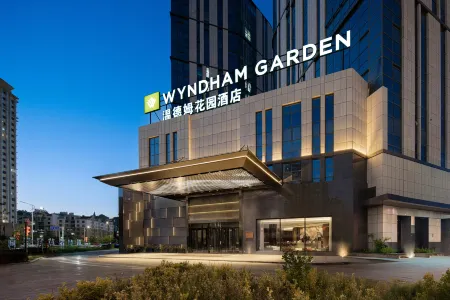 Wyndham Garden Urumqi  Hotel(Innovation Square) Отели рядом с достопримечательностью «Xinjiang University of Engineering (Tianjin Road Campus)»