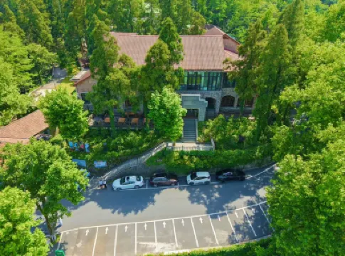 Baiyun Hotel Hotels near Du Yuesheng Mansion