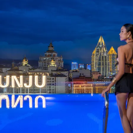 Cloud Dwelling Sky Pool Resort (Xishuangbanna West Shuangjing Xingguang Night Market Branch)