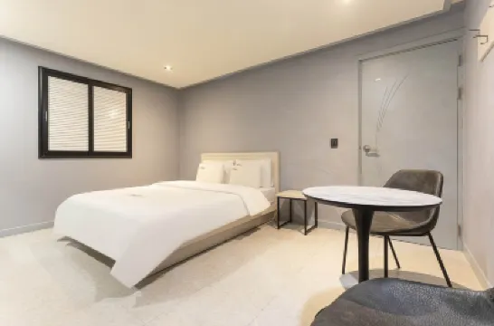 春川世界酒店 鄰近春川烤雞排衚衕的酒店