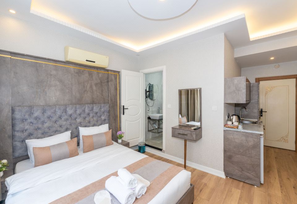 Taksim Brand Suite의 현대적인 객실 인테리어