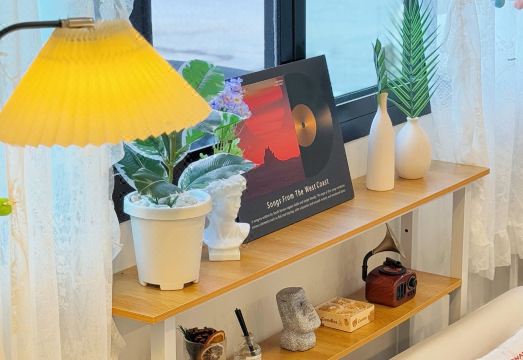 Chen Inn Boutique Hotel Phuket의 세련된 복도 이미지