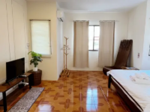 Inghome & Guesthouse Hotels near Wat Sai Mun