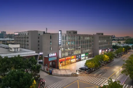 chengjing Life Hotel (Shanghai Pujiang Shendu Road Metro Station) Отели рядом с достопримечательностью «Auxiliary Wharf of Shuitou International Rock City»