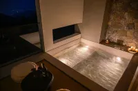 Overlooking Stream · Mountain Secret Retreat | Luxury Private Hot Spring Quiet Courtyard Resort - baignoire