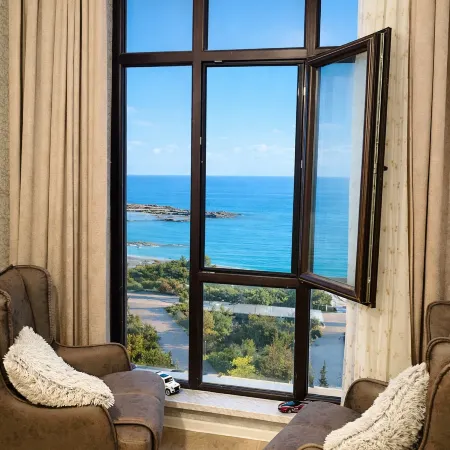 Cozy City Center Apartment with Full Sea View