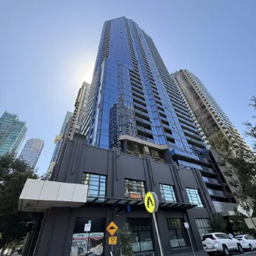 Melbourne Sky-High 2BR City Views & Free Parking