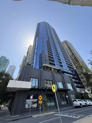 Melbourne Sky-High 2BR City Views & Free Parking