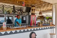 Beachcomber Island Resort - bar