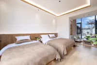 Shaxi • Yuechusongjian Homestay - parking