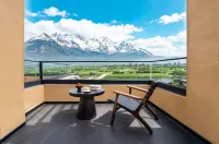 LUZBAISHA Wild Luxury Homestay | Mountain Snow Bank, Sunrise Golden Peak (Baisha, Lijiang) - bar