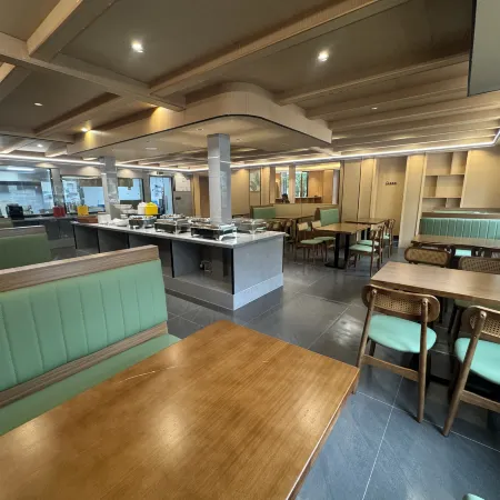 Pinmeiju Hot Spring Cinema Hotel (Dujiangyan Scenic Area South Bridge Branch)
