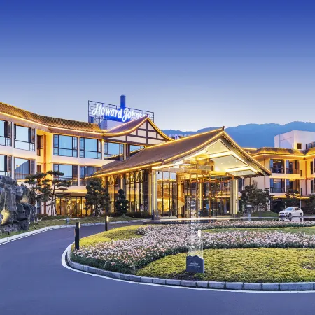 Howard Johnson Lake Serenity hot springs hotel Xichang