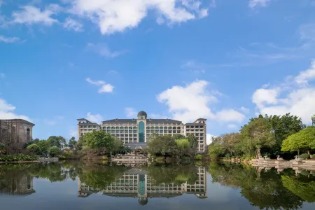 Evergrande World MICE Center Отели рядом с достопримечательностью «Jintang Bajing»