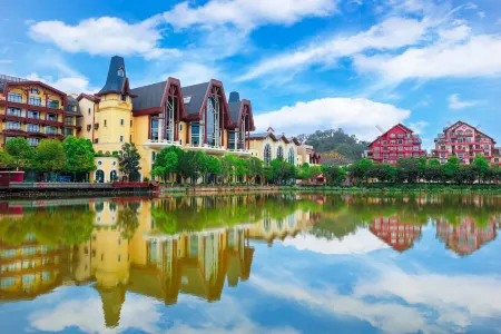 Four Points by Sheraton Heyuan Resort Отели рядом с достопримечательностью «Spring Woods»