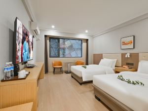 Home Inn Huayi Collection Hotel (Fuyang Qingyi International Trade Branch)
