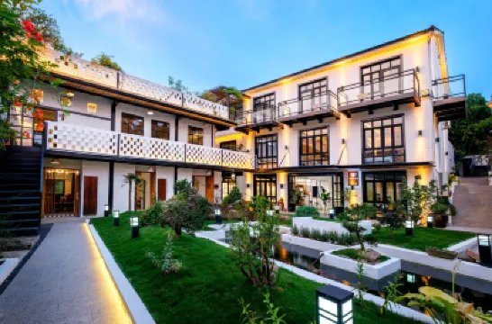 Twelve Rooms·Designer Art Aesthetics Hotel (Anji Fantasy Jialebi Store) Hotel berhampiran Anji Passenger Transport Center