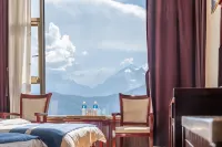 Deqin Meili Yingyue View Hotel (Feilai Temple Meili Snow Mountain Branch) Hotels in Deqin