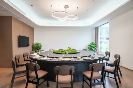 Jianmenguan Xiongguan Yougu Resort Hotel