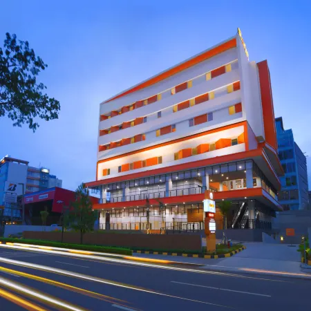 Starlet Hotel BSD City Отели рядом с достопримечательностью «Торговый центр Teraskota BSD»