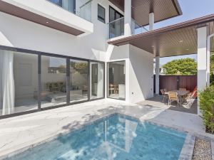 Golf high-end private pool three-bedroom villa