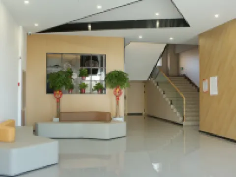 โรงแรม IU สาขา เหลียงเฉิง อูลานกับ โรงแรมในเหลียงเฉิง