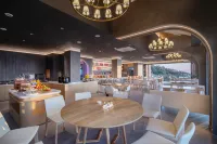 Cloud Built Banshan Pond Scene Hotel