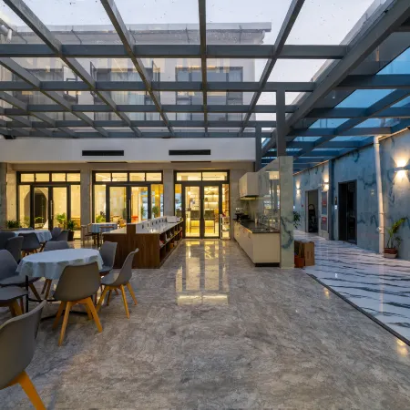 Jialong Hotel (Yulin Wonderland) Отели рядом с достопримечательностью «Руан Ши Цзинь Бич»