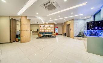 Vatica Hotel (Shanghai International Tourist Resort Huaxia East Road Metro Station)