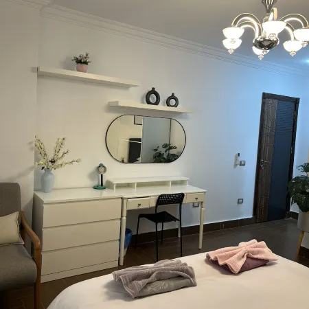 Oasis chinese guesthouse Отели рядом с достопримечательностью «Дворец барона Эмпейна»