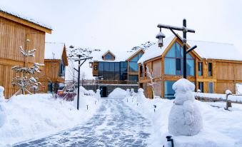 Trip.com Group Country Retreats (Cocoa Tuohai Yileimu Lake 300 B&B Joint Resort)
