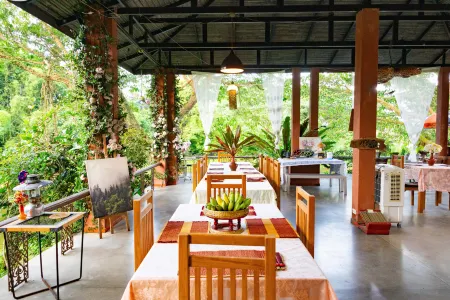 Elephant Camp  Maerim Resort Отели рядом с достопримечательностью «Bai Orchid and Butterfly Farm»