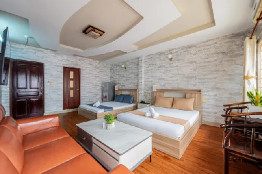 Hoàng Long Hotel By Cozrum Các khách sạn gần Khoa Du lịch - Khách sạn, Trường Đại học Ngoại ngữ - Tin học TP. HCM (HUFLIT)